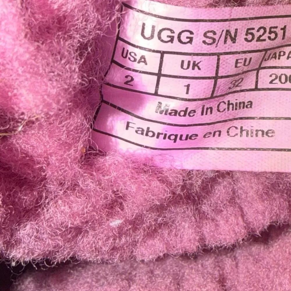 UGG model 5251
